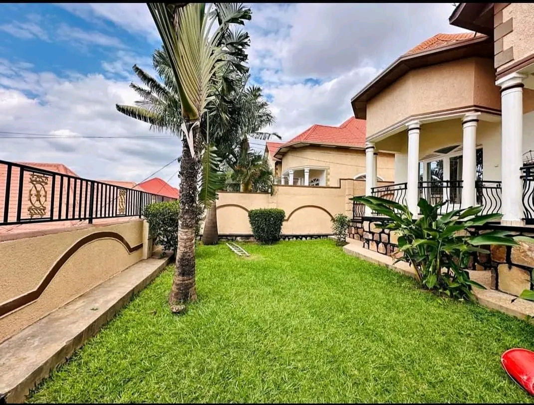 Beautiful house for Sale at Kibagabaga on tarmac road - 165M
