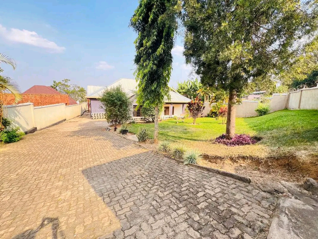 Big house for sale at Kimironko near Freedom House with big plot - 200M