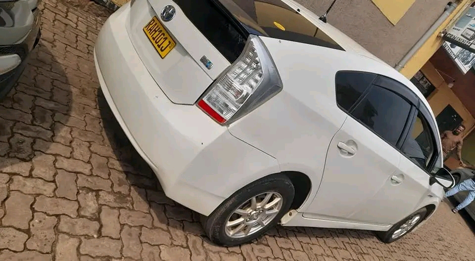 TOYOTA PRIUS 2010 NZIZA IGURISHWA // FOR SALE