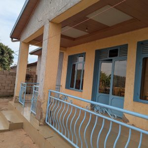 inzu nziza igurishwa karuruma kuri kaburimbo